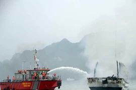 Cận cảnh cứu tàu du lịch bốc cháy dữ dội trên vịnh Hạ Long