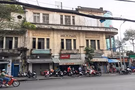 Người vợ thuở nghèo khó phía sau tỷ phú ô tô ở Sài Gòn