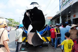 Xe bồn nổ kinh hoàng, 2 người bị thương, nhiều nhà hư hỏng