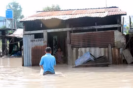 Bình Dương chìm trong biển nước, dân lóp ngóp chạy loạn