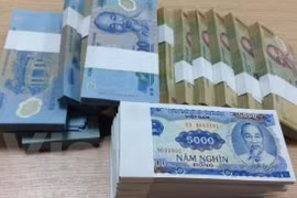 Dịch vụ đổi tiền lẻ “nóng” trước Tết Đinh Dậu: Phí lên tới 40%