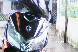 Hào Anh cắm xe đi bar, giục mẹ bán đất?