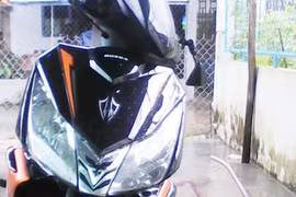 Hào Anh cắm xe đi bar, giục mẹ bán đất?