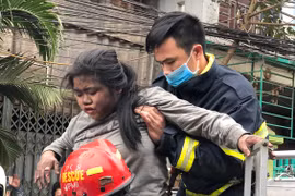 Hình ảnh giải cứu “nghẹt thở” bé gái mắc kẹt trên tầng 3 đám cháy lớn