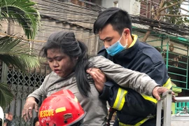 Hình ảnh giải cứu “nghẹt thở” bé gái mắc kẹt trên tầng 3 đám cháy lớn