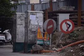 Dự án mở rộng đường Âu Cơ trở thành bãi phế liệu khổng lồ