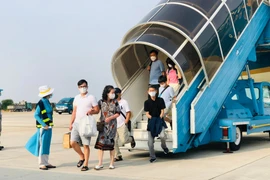 Tân Sơn Nhất tạm dừng khai thác 1 đường cất hạ cánh đến 30/4