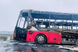 Ô tô khách bốc cháy trên cao tốc Pháp Vân - Cầu Giẽ