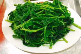 3 mẹo hay giúp rau luộc luôn xanh mướt, giòn ngon