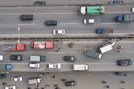 Xe tải lật ngang đường khiến Vành đai 3 trên cao kẹt cứng