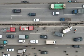 Xe tải lật ngang đường khiến Vành đai 3 trên cao kẹt cứng