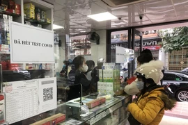 Người Hà Nội chật vật mua nước muối, kit test Covid-19, thuốc hạ sốt