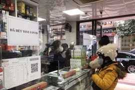 Người Hà Nội chật vật mua nước muối, kit test Covid-19, thuốc hạ sốt