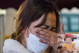 Công an lấy lời khai mẹ bé gái nghi ghim 9 đinh vào đầu con