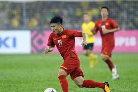 7 tuyển thủ Việt Nam từng xuất ngoại chơi bóng ra sao?