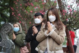 Khách đổ về đông, Phủ Tây Hồ giới hạn người dân vào dâng lễ