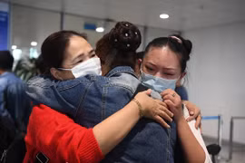 Những người Việt đầu tiên về nước từ vùng chiến sự Ukaraine 