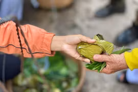 Lá cây thay tiền, đến chợ này mua đồ ăn không lo tốn kém