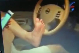 Trai trẻ liều mạng lái xe bằng chân, tay nghịch điện thoại