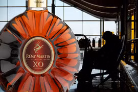 Tiếc của, nữ khách TQ tu cạn chai rượu XO ở sân bay