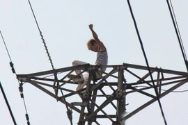 Lên đỉnh cột điện cao thế rồi tập thể dục, hát hò 