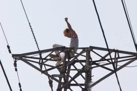 Lên đỉnh cột điện cao thế rồi tập thể dục, hát hò 