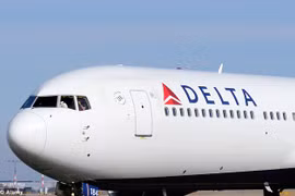 Máy bay hạ cánh khẩn vì cơ trưởng mắc kẹt ngoài buồng lái