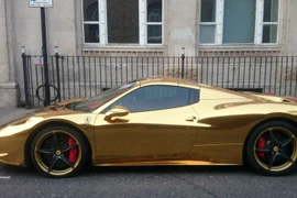 Siêu xe Ferrari 458 Spider dát vàng gần 7 tỷ đồng