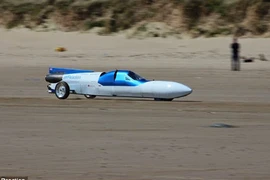 Xem siêu mô tô chạy với tốc độ khủng khiếp 605 km/h