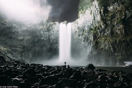 Bộ ảnh con người đơn độc giữa thiên nhiên gây sốt mạng