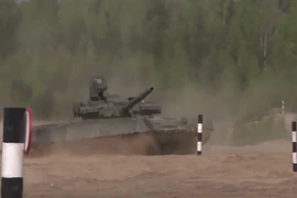 Xe tăng chiến đấu Nga khai hỏa, "khiêu vũ" trên thao trường
