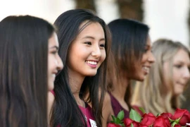 Vẻ đẹp của bông hồng lai Trung - Mỹ hút hồn dân mạng