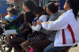 Xe máy chở 7 người gây “bão” mạng Trung Quốc 