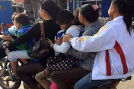 Xe máy chở 7 người gây “bão” mạng Trung Quốc 