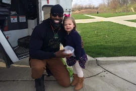 Bé gái 3 tuổi tặng bánh cho người đổ rác gây xúc động