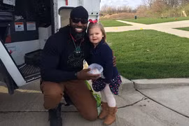 Bé gái 3 tuổi tặng bánh cho người đổ rác gây xúc động