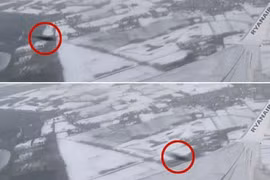 Video: Vật thể bay lạ suýt đâm vào máy bay trên không