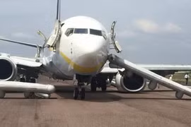 Hành khách thót tim vì Boeing 737 hỏng bánh khi hạ cánh