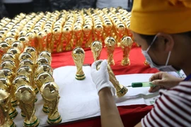 Đột nhập nơi sản xuất cúp vàng World Cup nhái ở TQ