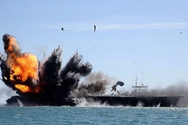 Clip tàu chiến Iran đánh chìm “tàu sân bay Mỹ“