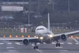 Xem máy bay xé gió hạ cánh ngoạn mục