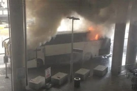 Xe bus bốc cháy, hàng trăm hành khách sơ tán