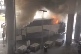 Xe bus bốc cháy, hàng trăm hành khách sơ tán