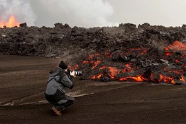 Mạo hiểm đối mặt với dòng dung nham nóng chảy