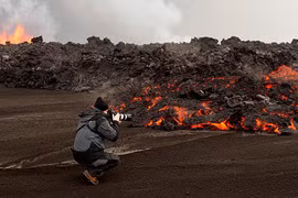 Mạo hiểm đối mặt với dòng dung nham nóng chảy