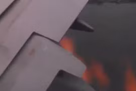 Lửa phát ra từ động cơ máy bay chở khách Mỹ