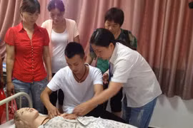 Trai Trung Quốc làm nghề "khai thông" bầu sữa