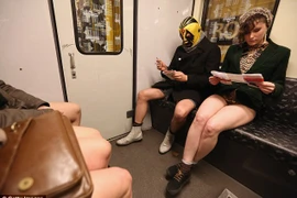 Nóng: Hành khách đồng loạt không mặc quần đi tàu