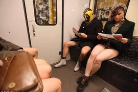 Nóng: Hành khách đồng loạt không mặc quần đi tàu