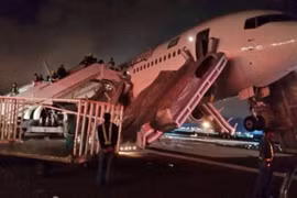 Boeing 767 hạ cánh khẩn cấp, hàng chục hành khách bị thương